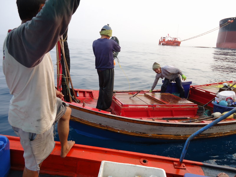 


                           มีเรือกำลังกู้ลอบปลาอยู่ใกลๆวิ่งไปดูดีกว่า   รอจนกู้เสร็จ2ใบวิ่งเข้