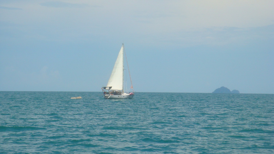 ถึงหน้าเกาะตะรุเตา เห็นเรือชาวประมงออกไปตกปู วางไซ เลยถ่ายไป เล่นๆ