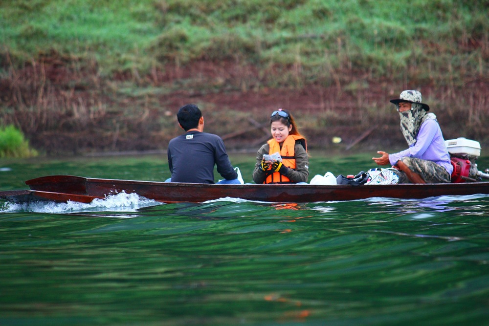 กว่าจะออกเรือได้ ปาไปเกือบแปดโมงเช