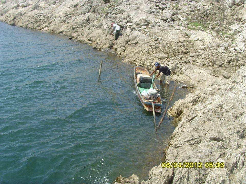 ไต๋น้อยต้องเอาเรือมาผูกกับหน้าผาต่ำๆไม่งั้นเอาไม่อยู่ครับ 