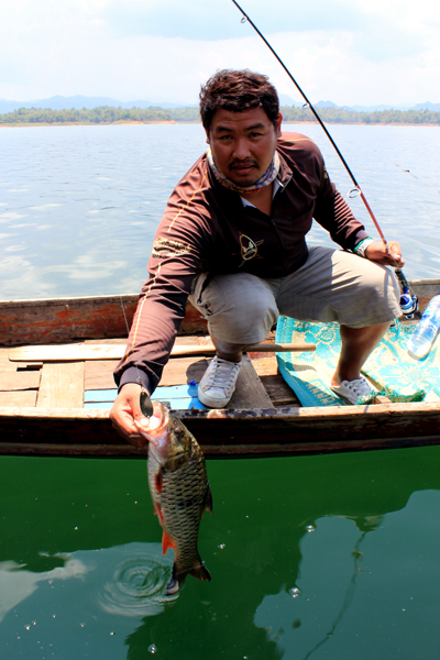 ส่วนเรืออีกลำเจ้าเจ๋งบ้า กว่าจะจับท่านี้ได้เล่นซะมือเกือบแหกเลยครับ :laughing: :laughing: :laughing: