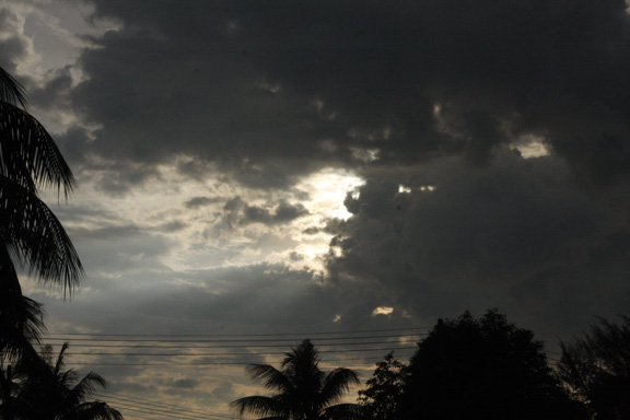 ถึงที่แล้วหาดลานทราย ฝนตกต้อนรับแอบในรถเป็นชั่วโมง  :cry: :cry: :cry: