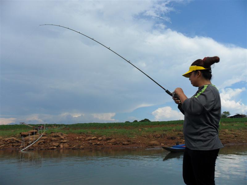 หลังจากขึ้นไปหลบฝน ช่วงบ่ายโมง  เมื่อฝนหยุดตก 
เรืออีกลำ ก็เริ่มงานเข้า  :grin: