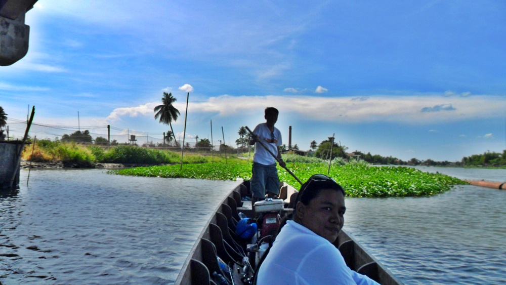     น้าปรีชาวันนี้มาเป็นนายท้ายเรือ....ระวังข้างบนด้วยนะ...เดี๋ยวลูกดอกแทงกลางหลังไม่รู้นะจ๊ะ... :gr