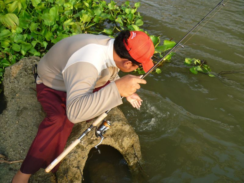  [b]Catch & Release[/b]

 [b]ต้องใช้คำนี้อีกแล้วครับ นักตกปลาบนตอหม้อแถวนั้นขอยังไม่ให้เลยครับ เอา