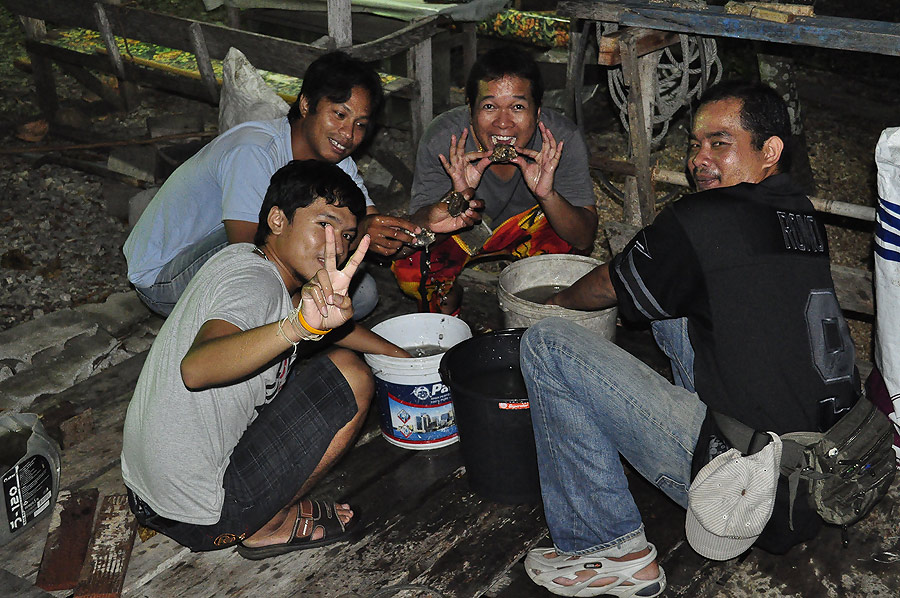 ทีมล้างหอยชำนาญกันทั้งน้านนนนนนนนนนน    แถมยังมีเต้เด็กซิงแอบไปช่วยเขาล้างด้วย     ล้างเป็นเปล่าวะ ช