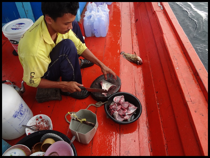 น้องมุดไต๋เรือของเราลงมือทำปลาแกงเองเลยครับ (ส้ม)