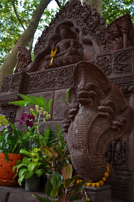 วันต่อมาก็ต้องพาไปไหว้ หลวงปู่ธรรมรังษี ที่วัดพระพุทธบาทพนมดิน 

ทางเข้าเจดีย์ ที่มีโลงแก้วบรรจุร่