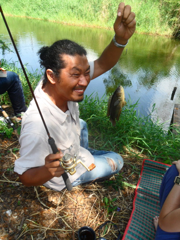 อ่อ รู้แล้ว ปลาหมอไทยตัวใหญ่นี่เองครับ น้าทูเอามาหล่อซะแล้วสิ 
 :laughing: :laughing: :laughing: