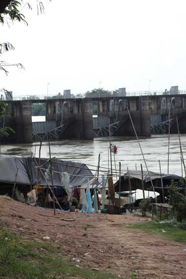 เขาพายเรือไปกัน ตรงหน้าประตูน้ำเป็นน้ำวน ปลาออกไม่ได้เขาเลยไปตักมาขายกัน  วันนั้นชื้อมา สิบห้ากิโล ส