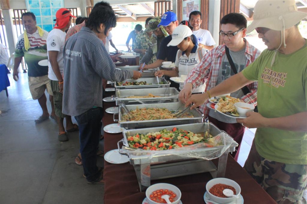  [b]ผู้ร่วมแข่งขัน ร่วมกันรับประมานอาหาร แบบบุพเฟ่[/b]