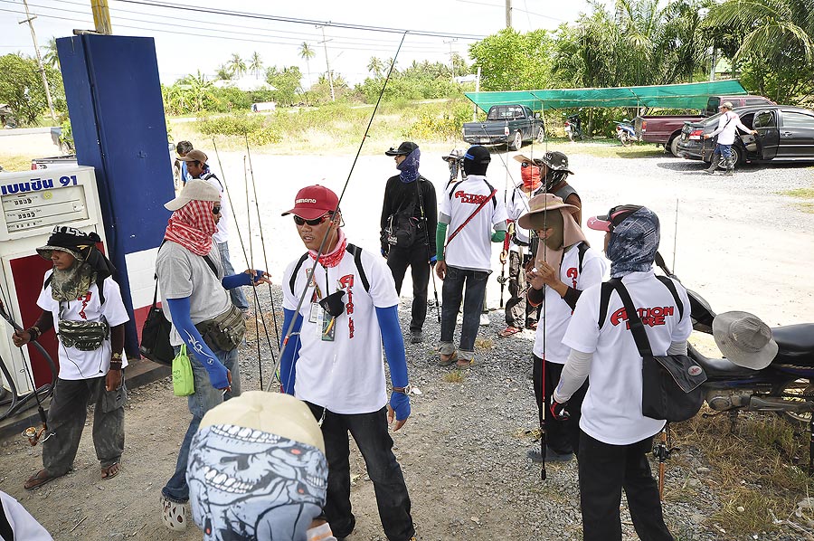 รอบบ่ายนี้โปรบอม จากแดนอีสาน เมืองขอนแก่น ดูตั้งใจเป็นพิเศษ ก็เพราะ ปลาเก๋่าตัวโตๆที่  ผมกับพี่อ็อด 