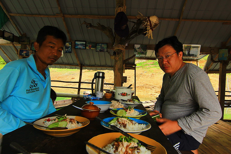  [b]+++แม่ครัว ทำข้าวมันไก่มาให้รัปทานตอนเช้าครับ....คงเป็นมื้อสุดท้ายของที่นี่[/b] :grin: :grin: :u