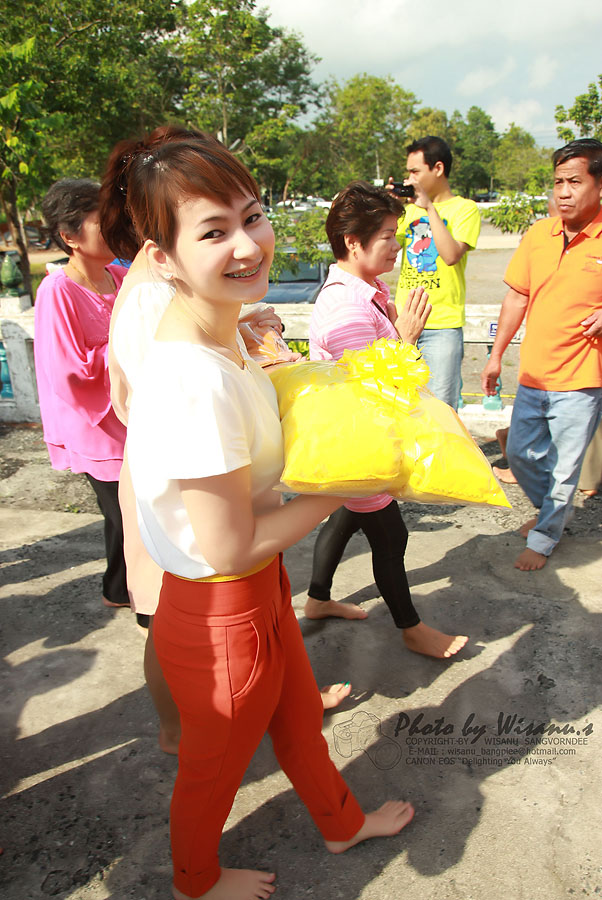 สาวผู้โชคดีที่ได้ถือหมอน :grin: