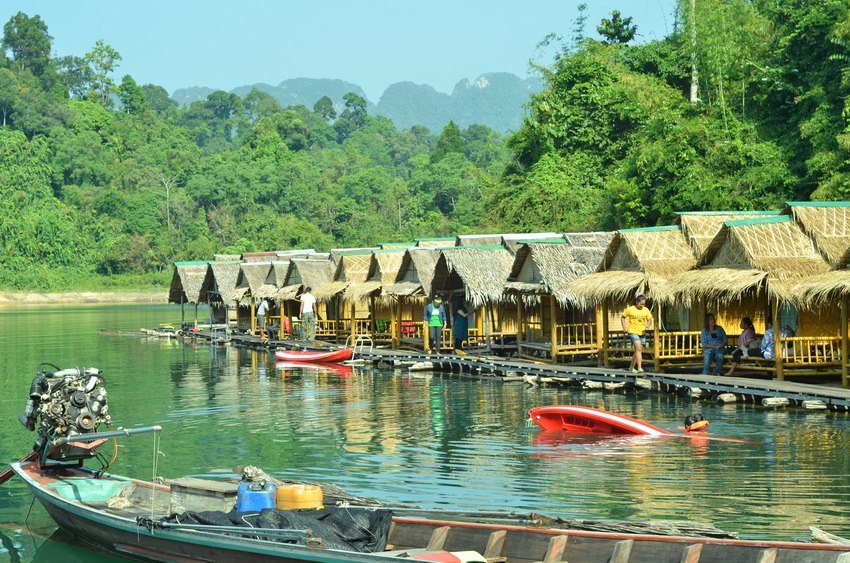 ด้านซ้ายครับ ที่พักเดิม