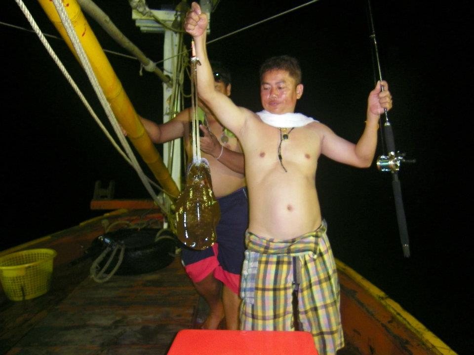 พี่นก ผู้จัดการบ่อตกปลาวีเอส กับปลาหมึกหอมไซ้ร์ 6 - 7 ขีด