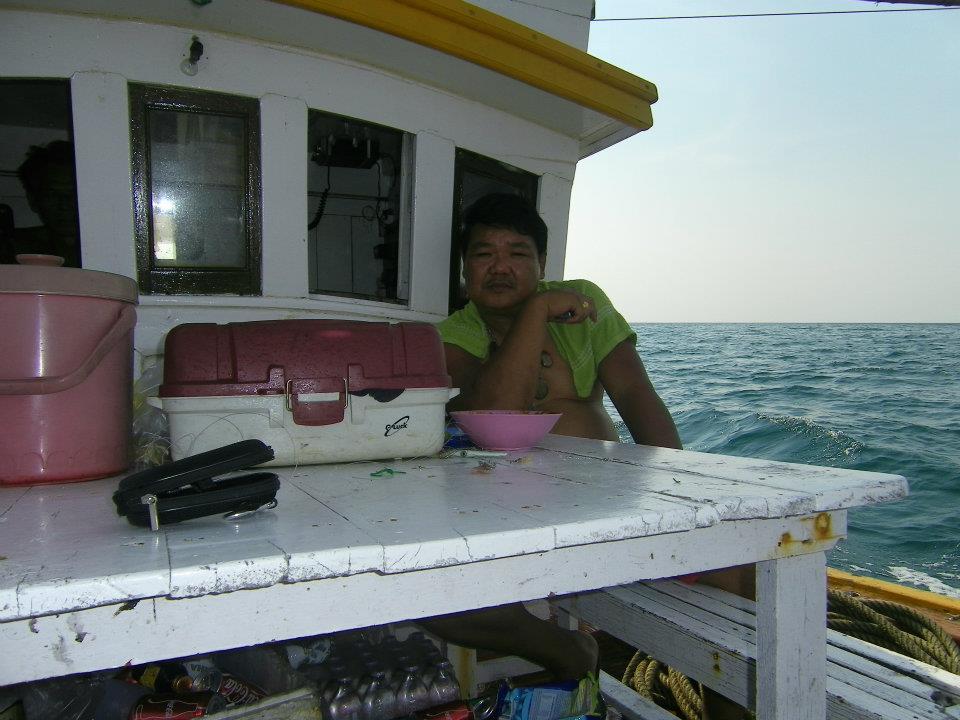 คนนี้ ชิวมากๆ มาเพื่อนอน กับสูบบุหรี่บนเรือโดยเฉพาะ