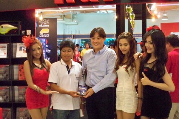 Boss กำลังมอบของรางวัล