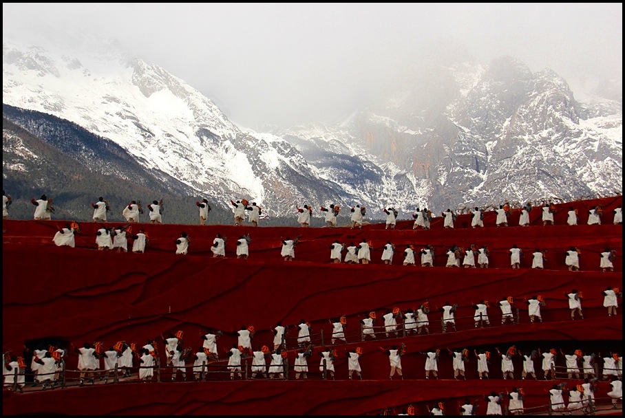 ผมพาน้าๆไปดูการแสดงดีกว่าครับ  ...

IMPRESSION  LIJIANG จางอี้โหมว ใช้ภูเขามังกรเป็นฉากหลัง และทุ่