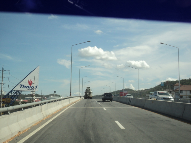  :grin: :grin: :grin: เมื่อขึ้นสะพานมาแล้ว จะเห็นป้าย THAI OIL. อยู่ทางด้านซ้ายมือครับ :grin: :grin: