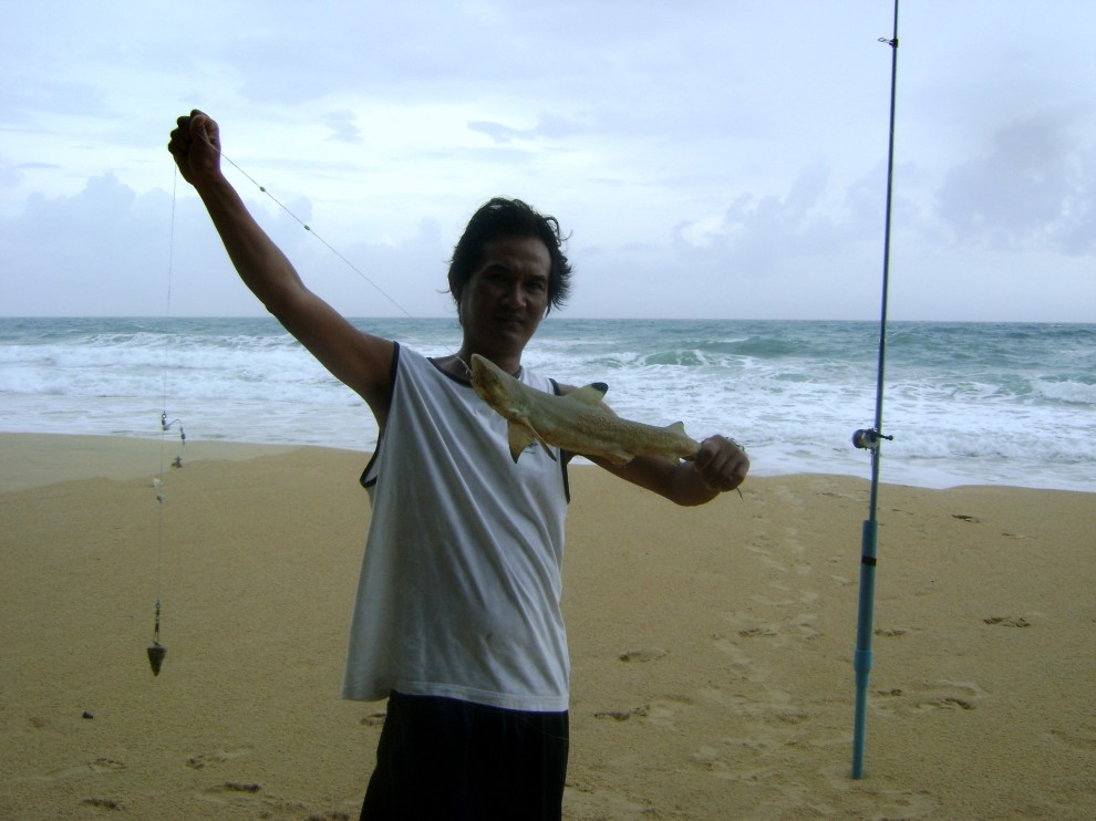 ยืนยันอีกรูป ว่าน้าหนุ่ม ก็ตกปลาชายหาดเป็น  เดี๋ยวไม่มีใครเชื่อ 5555555555555555