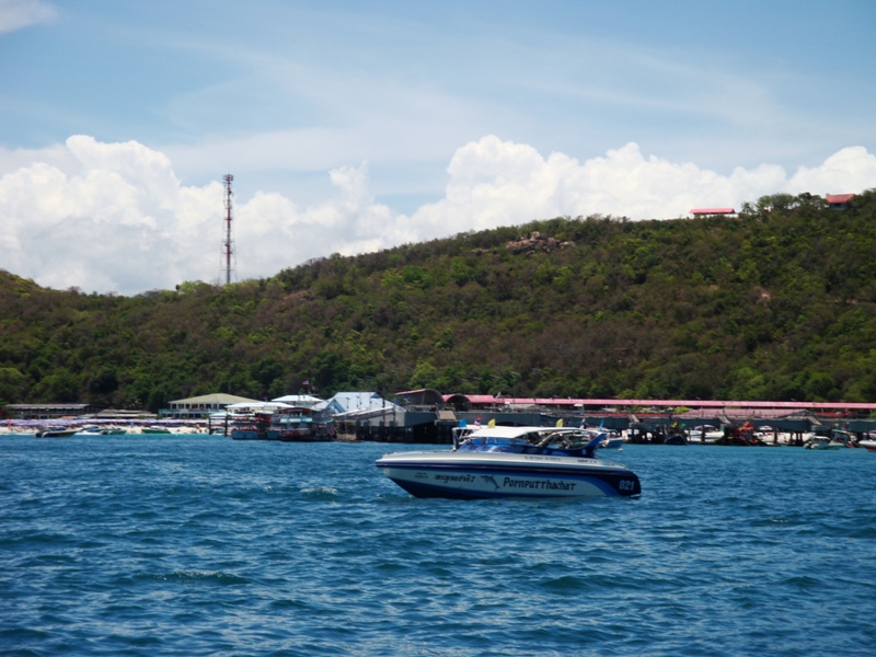 
สะพานท่าเทียบเรือท่องเที่ยว หาดตาแหวน หมายเด็ดของน้าๆหลายท่านครับ    :smile: