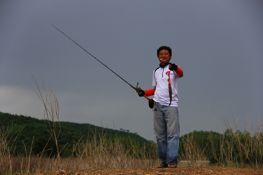 ฝนเริ่มตก ลมก้อแรงมาก น้าเอ สุขสำราญ จึงตัดสินใจ จอดเรือก่อนดีกว่า
อยากตกปลาก้อจริง แต่ยังงัยเราก้อ