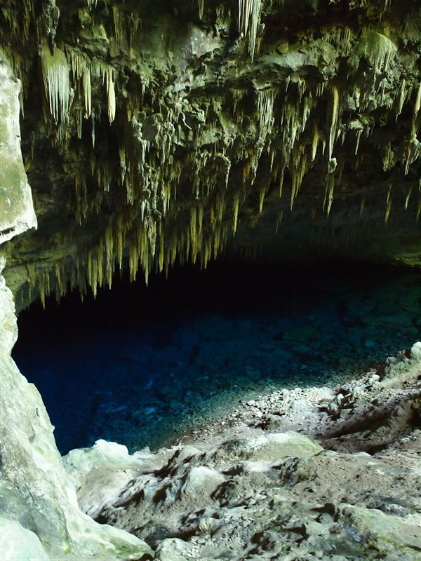 ที่นี่เขาเรียกว่า ถ้ำสีน้ำเงิน เคมีในถ้ำบวกกับแสงแดด ทำให้มันออกสีเช่นนี้