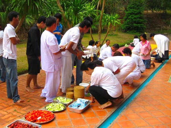 284

ได้เวลาญาติธรรม
ผมขอหม่ำอิ่มท้องกองทัพ
วันนี้ต้องขับยาว
