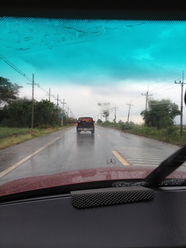 ออกเดินทางจากบ้านไม่นาน ฝนตกที่บ้านฝนไม่ตกขับรถมาได้ไม่ถึง 30นาทีตกซะงั้น :sad: