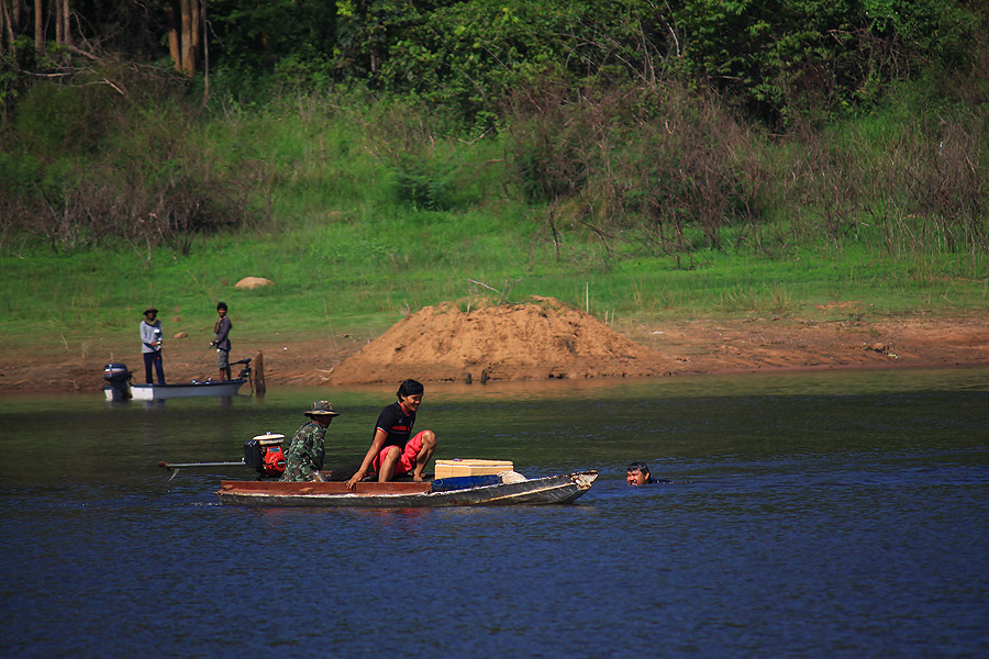 เป็นเรือชาวบ้านที่ออกมาหาปลาครับ ไม่ใช่เรือนักกีฬาครับดล่งอกที  เหตุเพราะว่าน้าคนตัวโตแกมานั่งหัวเรื