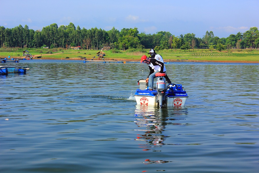  :grin:กำลังถ่ายรูปเพลินๆ เสียงดังมาจากเรือลุงจิ้ม