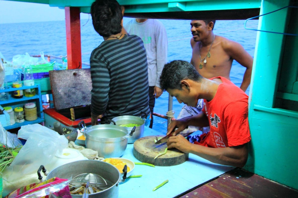 ลงเรือมาหลายรอบแล้ว เด็กเรือยังไม่ซ้ำหน้าเลย

กำลังทำกับข้าวกัน แต่สุดท้ายไม่พ้นไต๋ ต้องลงมือเอง เ