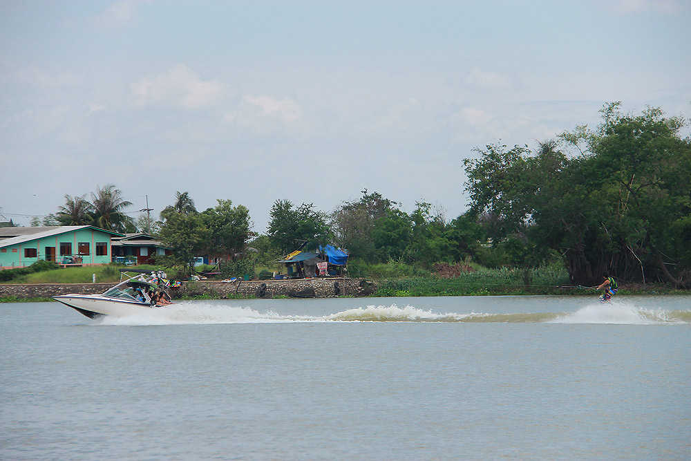 

แต่ดูแล้วคนในเรือท่าทางจะน่าเล่นกว่า           :laughing: :laughing: