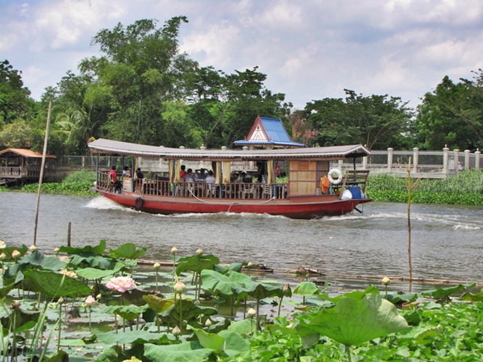 มีเรือ ท่องเทียวด้วย คับ ขับผ่านผมกับเพื่อน เรือ ผมกับเพื่อน
จะล้ม เอาคับ คลื่นใหญ่เชียว