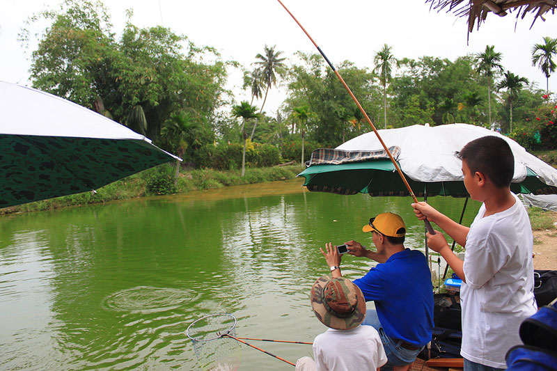 ลูกตก พ่อถ่าย ช่วยกันทำมาหากินครับ  :grin: