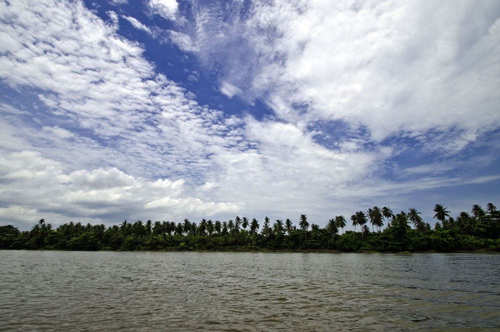 ใบที่23
กฎสามส่วน และ ชอบท้องฟ้ามากครับ
F11 1/320 ISO100 ที่10mm
 :cheer: :cheer: :cheer: