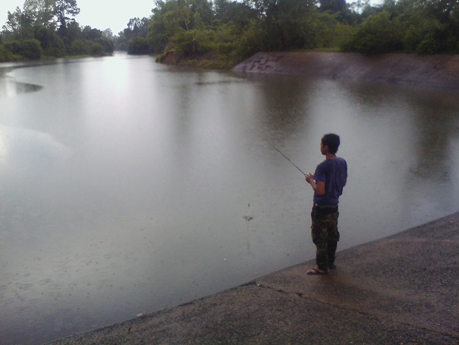 ตีไปไม่นาน  ฝนตกหนักครับ

แต่ยังลุยต่อ