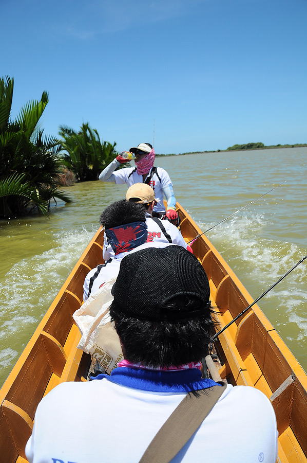 ช่วงบ่ายลุยกันต่อ โม่งตามไปเก็บภาพด้วยน่ะ นั่งเรือเข้าไปบ่อในที่ช่วงเช้าทีมปลายางถือปลาออกมาหล่อๆทั้