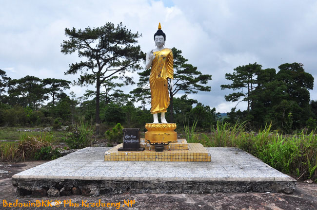 ลานพระแก้ว ... ตัวองค์พระยังมีร่องรอยให้เห็นมากมาย