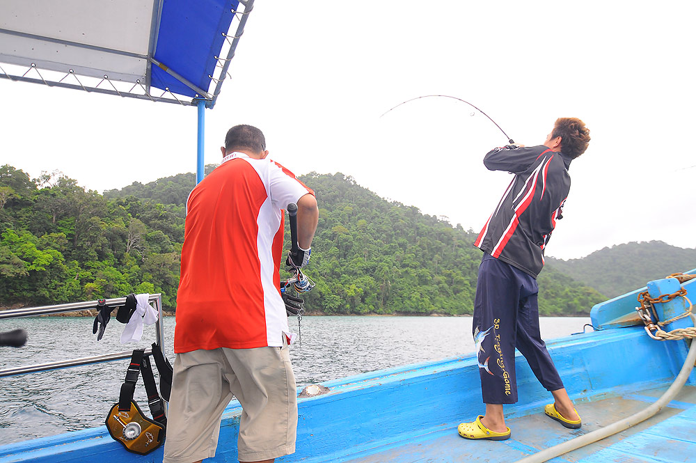 พี่ต้นใช้ Stick Bait มาว่ายลวดลายพู่กันจีนช้าๆ ที่พริ้วไหว ดั่งสายน้ำ

แล้วก็โดยปลากระชากได้ซะใจจร