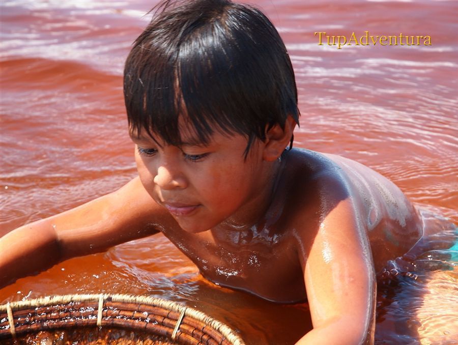 Fabiscio น้องชายของ Fernanda ลูกทั้งสองของคุณครูในชุมชน