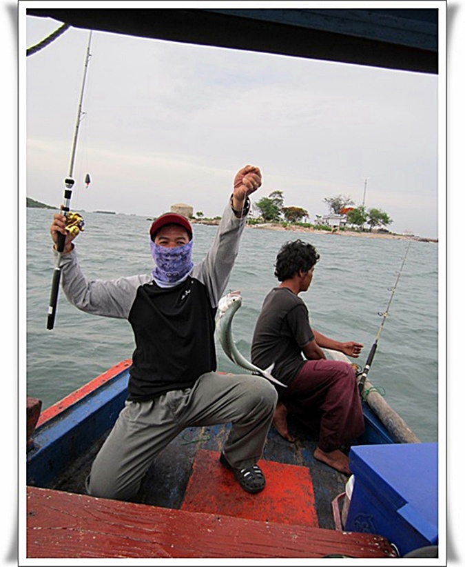  [b]ไต๋จัดการจับสายยกปลาขึ้นเรือเลย เพราะปลาตัวไม่ใหญ่มาก จัดการถ่ายรูปไว้เป็นที่ระลึก[/b] :grin: :l