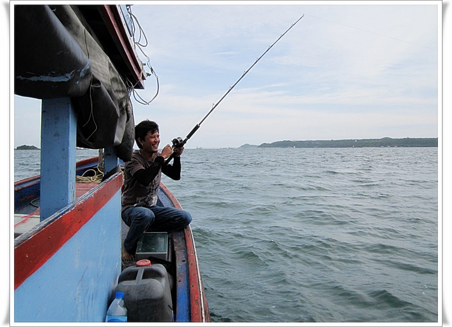  [b]ผมยังไม่ทันเก็บปลาเลย ได้ยินเสียงน้าโจ๊กเฮอยู่หัวเรือ กำลังอัดปลาอยู่ ส่วนน้าลพถึงกับออกอาการโวย