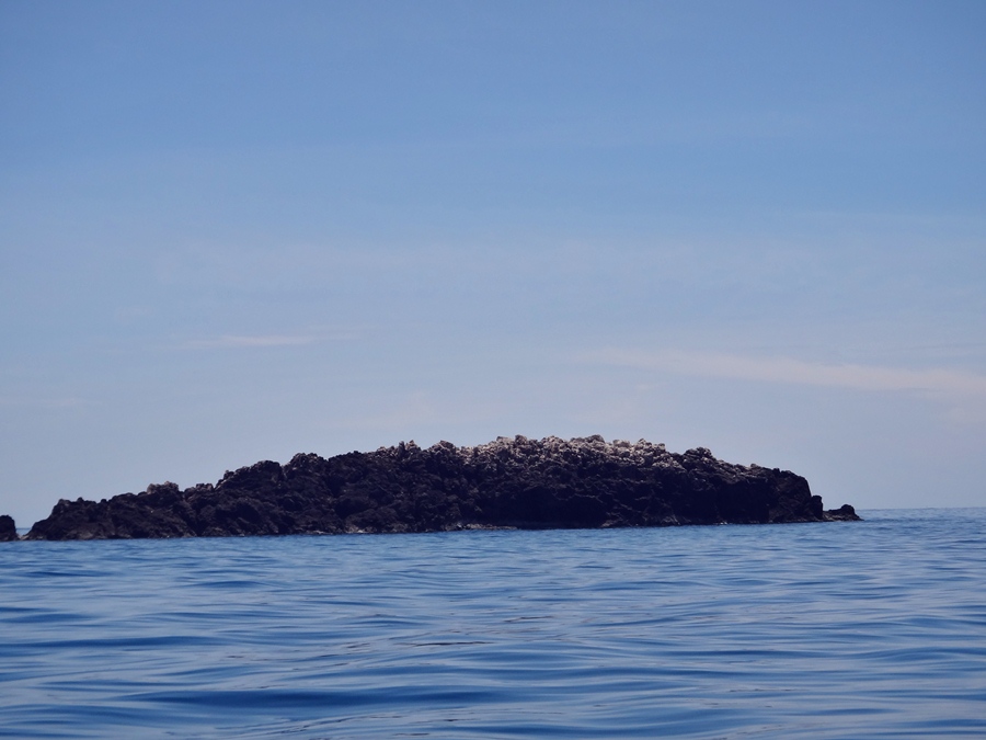 รุ่งขึ้นก็มีบรรยากาศในทะเลให้ชมกันเล็กน้อยครับ ในภาพเป็นเกาะเล่าปี่หรือเกาะบราบรี(ภาษาถิ่น) เกาะเดีย