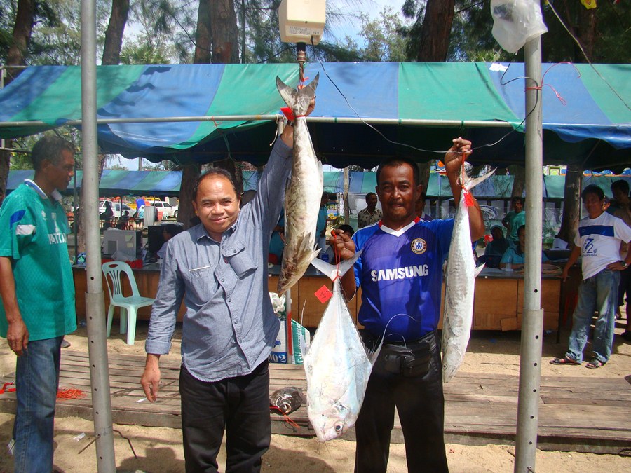 แบยิ จนท.จากมหาํลัย มอ.ปัตตานี นักตกปลามือเก่ากับผลงานปลารวม ปีนี้ได้ไปหลายรางวัลเช่นกัน หล่อไปเลยคร