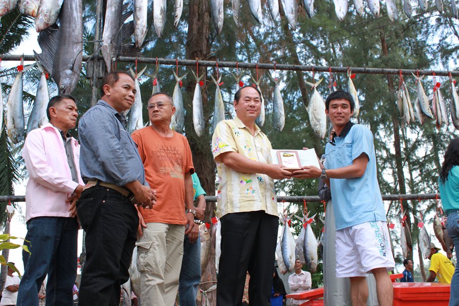 รางวัลรองชนะเลิศอันดับ 1  ปลาอีโต้มอญ   น้ำหนัก 3.90 กก.

นายสันทิฏธิ์  เขียวเข้ม            ทีม เ