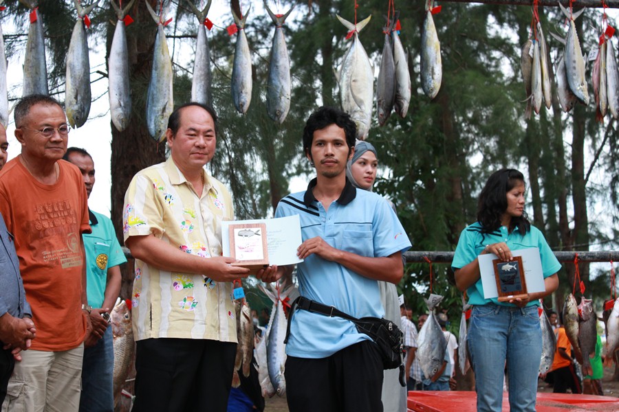 รางวัลรองชนะเลิศอันดับ 1  ปลากระมง   น้ำหนัก 2.45 กก.

นายสุไลมาน  ยามา            ทีม ยามา