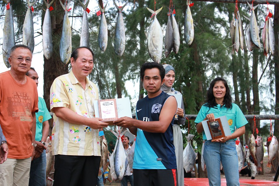 รางวัลชนะเลิศ     ปลากระมง   น้ำหนัก 3.65 กก.

นายดลมาเหลก  ราโอบ      ทีม การอาชีพสายบุรี