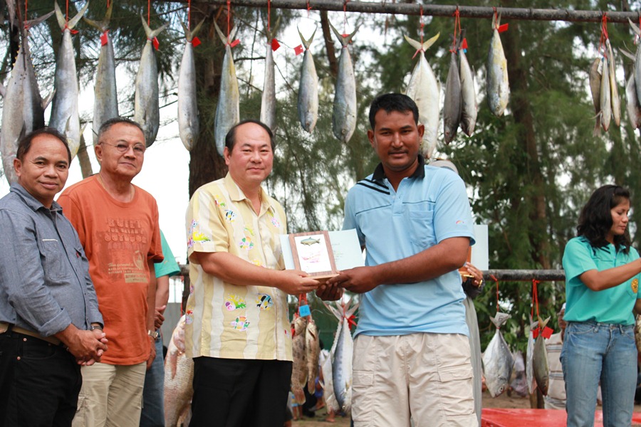 รางวัลชนะเลิศ  ปลาสละ      น้ำหนัก 5.00 กก.

นายประดิษฐ์  สั้นเต็ง        ทีม เจ๊นกปัตตานี